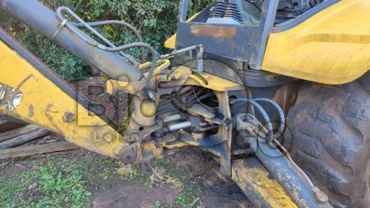 LOTE 002 - Retroescavadeira New Holland LB110, Fabricação: 2010