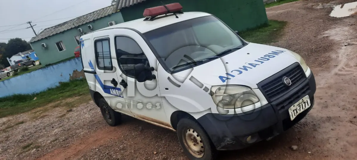 LOTE 009 - Veículo marca/modelo: FIAT/DOBLO C F TCA AMB Ano: 2012/2013 