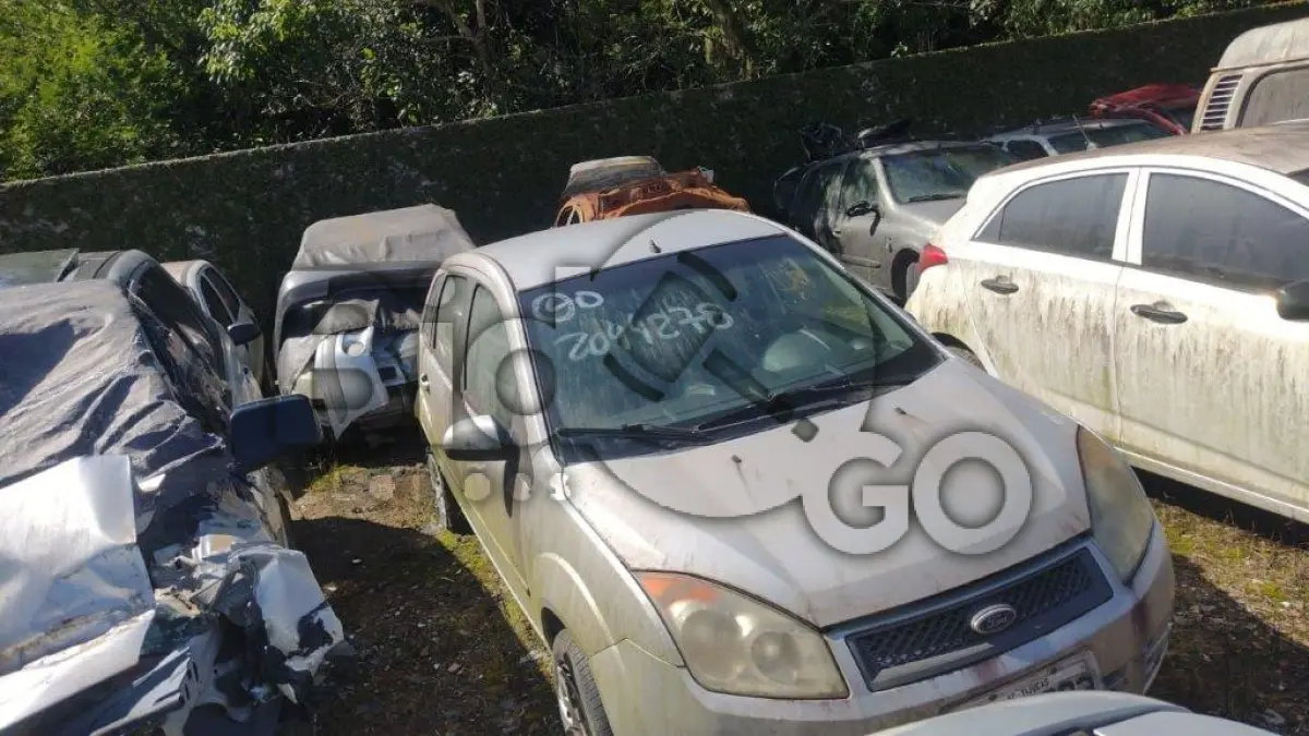 LOTE 038 - Espécie: PASSAGEIRO / Marca: FORD / Modelo: FIESTA 1.6 FLEX / Placa: MFV3233 / UF: SC / Município: Tijucas / Ano fabricação: 2009 / Ano modelo: 2009 / Cor: PRATA / Chassi: 9BFZF55P598378442 / Motor: QF9A98378442 / RENAVAM: 00123319650
