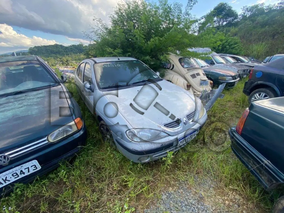 LOTE 022 - Espécie: PASSAGEIRO / Marca: RENAULT / Modelo: MEGANE RT 1.6 / Placa: MBV8D54 / UF: SC / Município: Camboriú / Ano fabricação: 2002 / Ano modelo: 2002 / Cor: PRATA / Chassi: 8A1BA00253L372449 / Motor:K4MJ706Q038437 RENAVAM: 00806370360