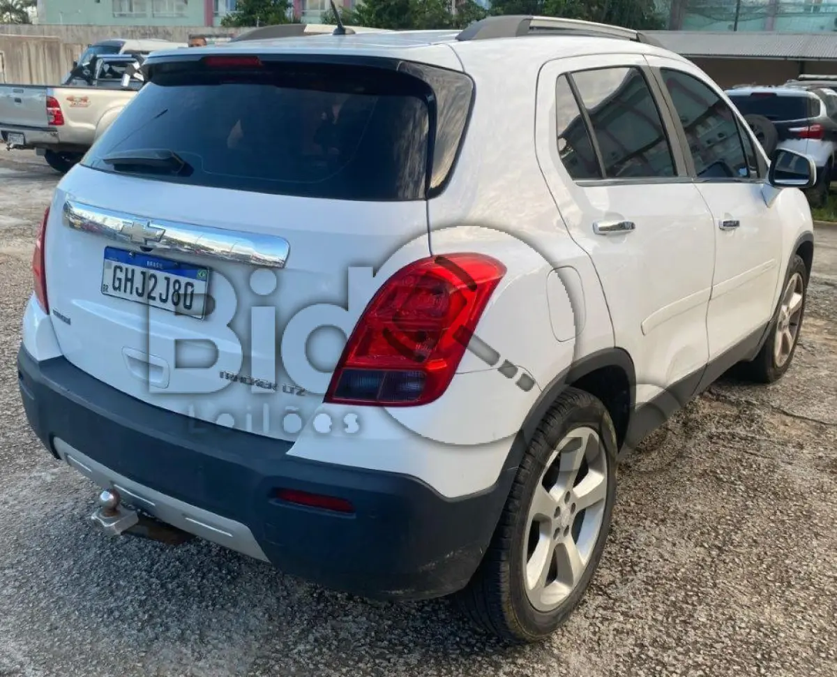 LOTE 054 - Espécie: MISTO / Marca: CHEVROLET / Modelo: TRACKER LTZ AT / Placa: GHJ2J80 / UF: SC / Município: Camboriú / Ano fabricação: 2016 / Ano modelo: 2016 / Cor: BRANCA / Chassi: 3GNCJ8EWXGL271030 / Motor: CGL271030 / RENAVAM: 01107458207