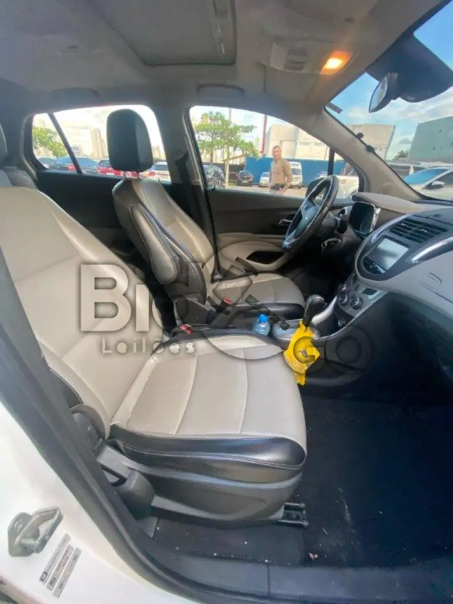 LOTE 054 - Espécie: MISTO / Marca: CHEVROLET / Modelo: TRACKER LTZ AT / Placa: GHJ2J80 / UF: SC / Município: Camboriú / Ano fabricação: 2016 / Ano modelo: 2016 / Cor: BRANCA / Chassi: 3GNCJ8EWXGL271030 / Motor: CGL271030 / RENAVAM: 01107458207