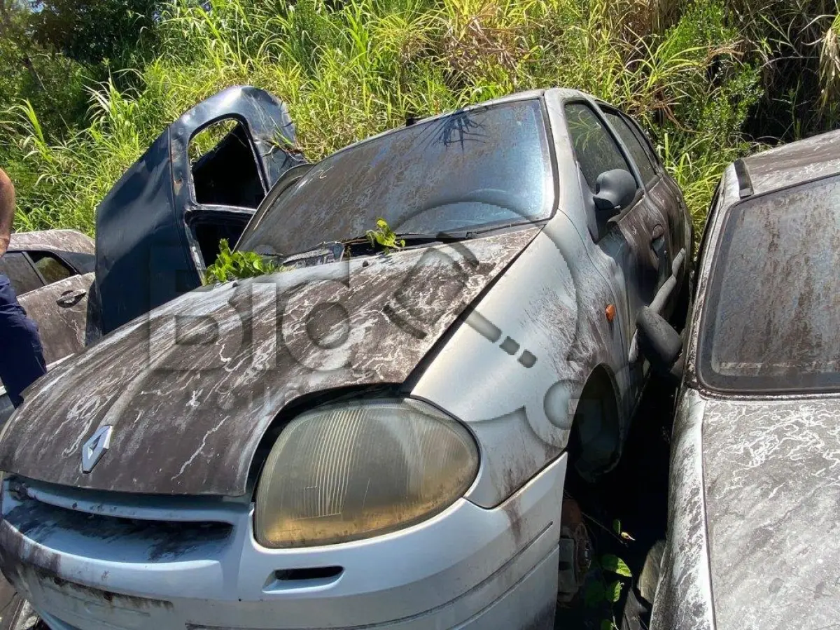 LOTE 023 - Espécie: PASSAGEIRO / Marca: RENAULT / Modelo: CLIO RN 1.0 / Placa: MIL0205 / UF: SC / Município: Pomerode / Ano fabricação: 2000 / Ano modelo: 2000 / Cor: PRATA / Chassi: 93YBB0Y15YJ143332 / Motor: D7DC760F007783 / RENAVAM:00736258728