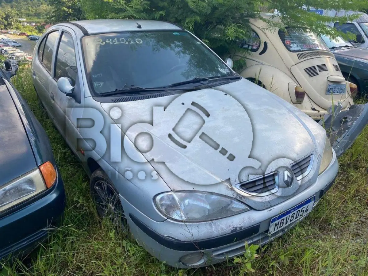 LOTE 022 - Espécie: PASSAGEIRO / Marca: RENAULT / Modelo: MEGANE RT 1.6 / Placa: MBV8D54 / UF: SC / Município: Camboriú / Ano fabricação: 2002 / Ano modelo: 2002 / Cor: PRATA / Chassi: 8A1BA00253L372449 / Motor:K4MJ706Q038437 RENAVAM: 00806370360