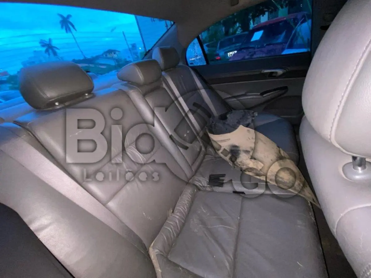 LOTE 015 - Espécie: PASSAGEIRO / Marca: HONDA / Modelo: CIVIC LXS FLEX / Placa: MDK9805 / UF: SC / Município: Araranguá / Ano fabricação: 2007 / Ano modelo: 2007 / Cor: PRETA / Chassi: 93HFA65407Z209520 / Motor: R18A67Z209535 / RENAVAM: 00925352365