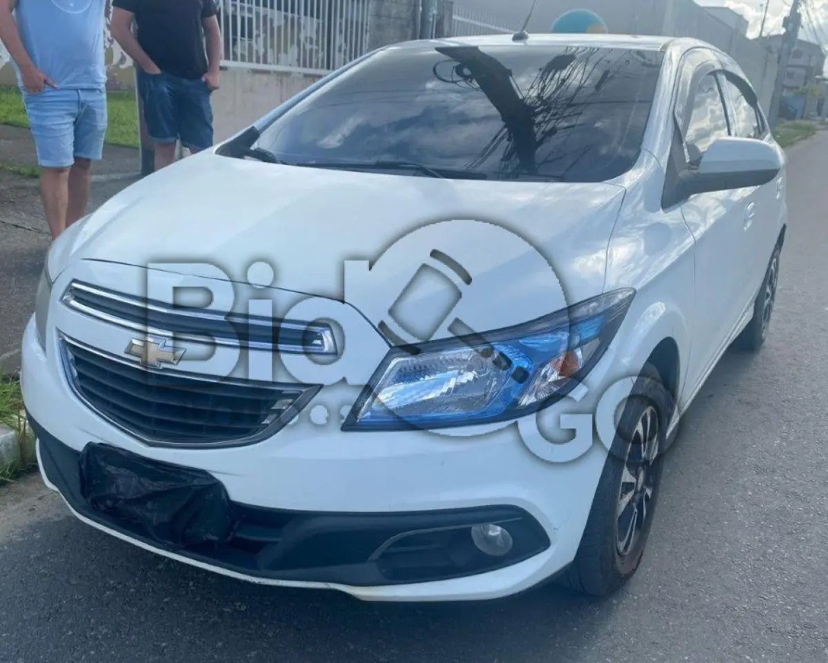 LOTE 035 - Espécie: PASSAGEIRO / Marca: CHEVROLET / Modelo: ONIX 1.0 MT LT / Placa: MLH6775 / UF: SC / Município: Balneário Piçarras / Ano fabricação: 2013 / Ano modelo: 2013 / Cor: BRANCA / Chassi: 9BGKS48B0EG195747 / Motor: CGX045842 / RENAVAM: 00568537580