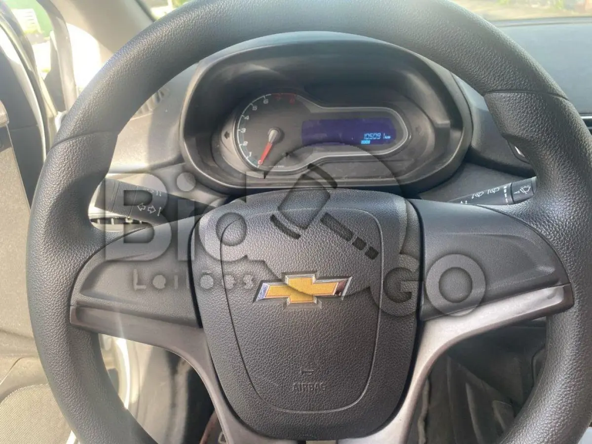 LOTE 035 - Espécie: PASSAGEIRO / Marca: CHEVROLET / Modelo: ONIX 1.0 MT LT / Placa: MLH6775 / UF: SC / Município: Balneário Piçarras / Ano fabricação: 2013 / Ano modelo: 2013 / Cor: BRANCA / Chassi: 9BGKS48B0EG195747 / Motor: CGX045842 / RENAVAM: 00568537580