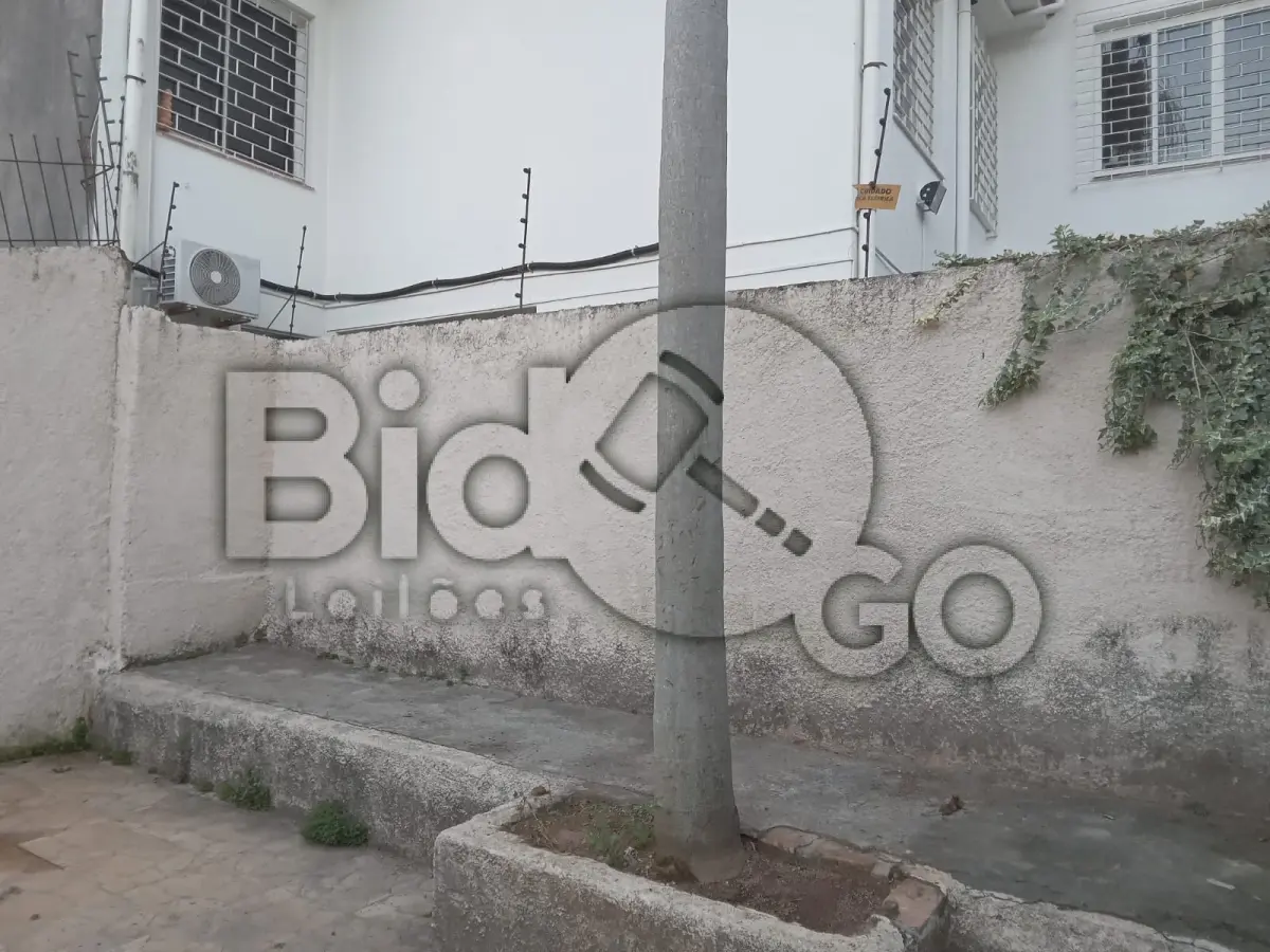 LOTE 001 - SOBRADO DE ALVENARIA