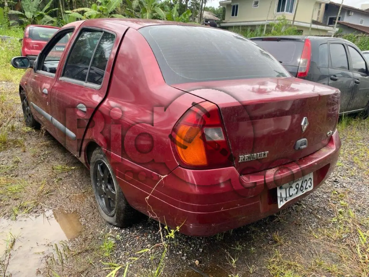 LOTE 052 - Espécie: PASSAGEIRO / Marca: RENAULT / Modelo: CLIO RN 1.0 16V / Placa: AJC9623 / UF: SC / Município: Joinville / Ano fabricação: 2001 / Ano modelo: 2001 / Cor: VERMELHA / Chassi: 93YLB06152J319965 / Motor:D4DA700Q029477 RENAVAM: 00776136852