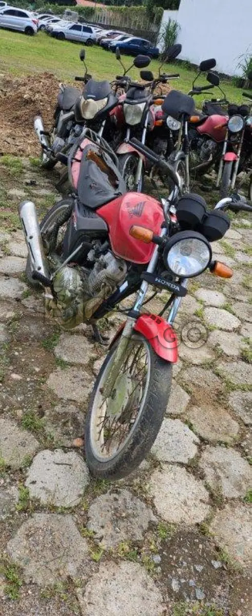 LOTE 018 - Espécie: PASSAGEIRO / Marca: HONDA / Modelo: CG 125 FAN KS / Placa: MIC2249 / UF: SC / Município: Schroeder / Ano fabricação: 2010 / Ano modelo: 2011 / Cor: VERMELHA / Chassi: 9C2JC4110BR301147 / Motor: JC41E1B301147 / RENAVAM: 00261625330