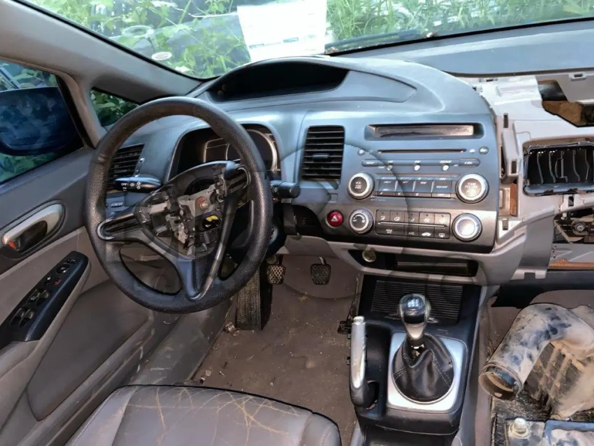 LOTE 015 - Espécie: PASSAGEIRO / Marca: HONDA / Modelo: CIVIC LXS FLEX / Placa: MDK9805 / UF: SC / Município: Araranguá / Ano fabricação: 2007 / Ano modelo: 2007 / Cor: PRETA / Chassi: 93HFA65407Z209520 / Motor: R18A67Z209535 / RENAVAM: 00925352365
