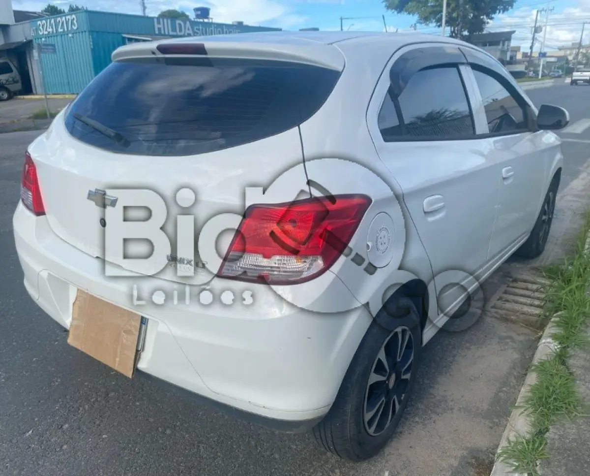 LOTE 035 - Espécie: PASSAGEIRO / Marca: CHEVROLET / Modelo: ONIX 1.0 MT LT / Placa: MLH6775 / UF: SC / Município: Balneário Piçarras / Ano fabricação: 2013 / Ano modelo: 2013 / Cor: BRANCA / Chassi: 9BGKS48B0EG195747 / Motor: CGX045842 / RENAVAM: 00568537580