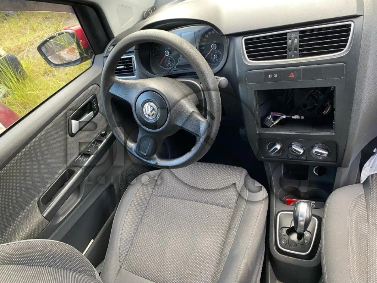 LOTE 003 - Espécie: PASSAGEIRO / Marca: VW / Modelo: FOX 1.6 GII / Placa: LLJ9516 / UF: SC / Município: Joinville / Ano fabricação: 2010 / Ano modelo: 2010 / Cor: VERMELHA / Chassi: 9BWAB05Z8B4132270 / Motor: CCR460810 / RENAVAM: 00283759259