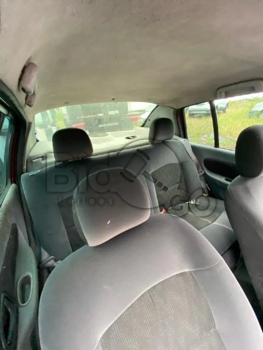 LOTE 052 - Espécie: PASSAGEIRO / Marca: RENAULT / Modelo: CLIO RN 1.0 16V / Placa: AJC9623 / UF: SC / Município: Joinville / Ano fabricação: 2001 / Ano modelo: 2001 / Cor: VERMELHA / Chassi: 93YLB06152J319965 / Motor:D4DA700Q029477 RENAVAM: 00776136852