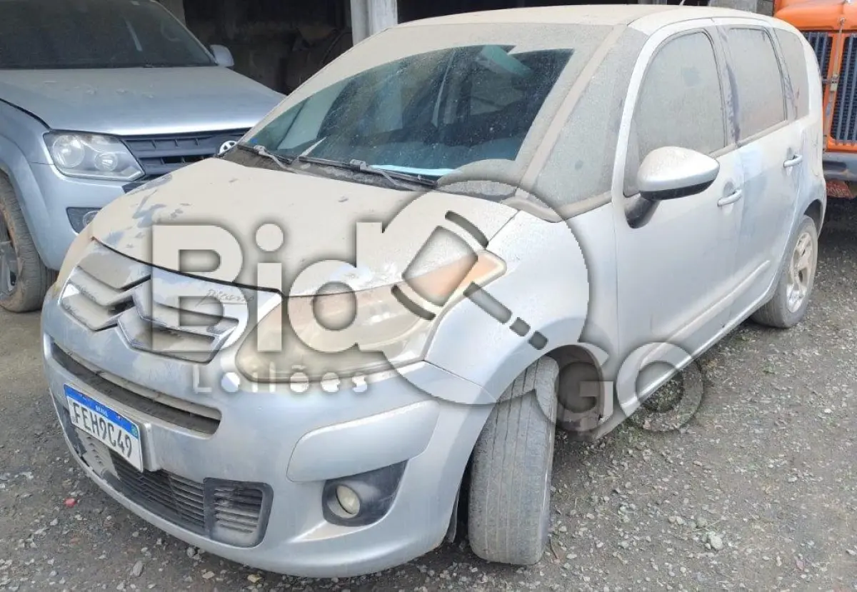 LOTE 050 - SUCATA - Espécie: PASSAGEIRO / Marca: CITROEN / Modelo: C3 PICASSO GLX15 / Placa: FEH9C49 / UF: PR / Município: São José dos Pinhais / Ano fabricação: 2012 / Ano modelo: 2013 / Cor: PRATA / Chassi: 935SDYFYYDB517648 / Motor: 10DBSY0003200 / RENAVAM: 00493513078