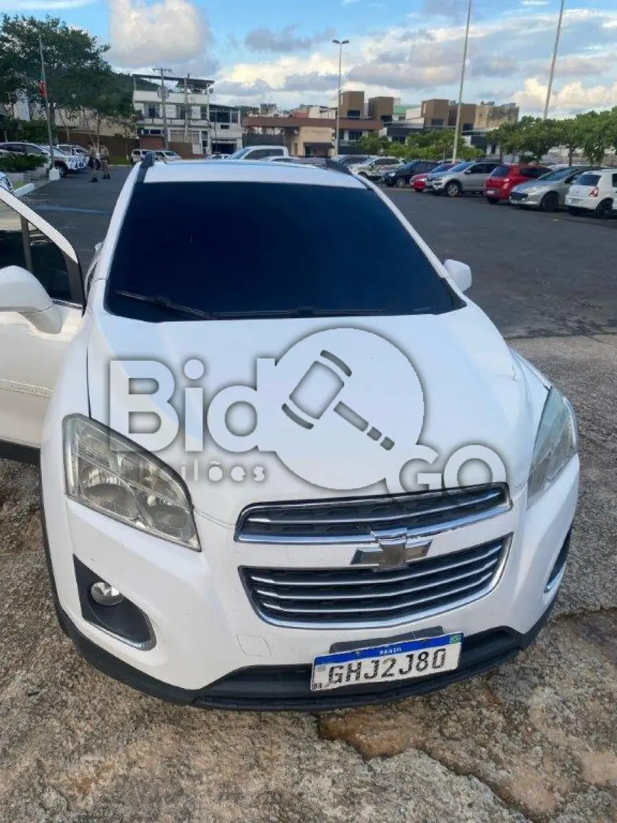 LOTE 054 - Espécie: MISTO / Marca: CHEVROLET / Modelo: TRACKER LTZ AT / Placa: GHJ2J80 / UF: SC / Município: Camboriú / Ano fabricação: 2016 / Ano modelo: 2016 / Cor: BRANCA / Chassi: 3GNCJ8EWXGL271030 / Motor: CGL271030 / RENAVAM: 01107458207