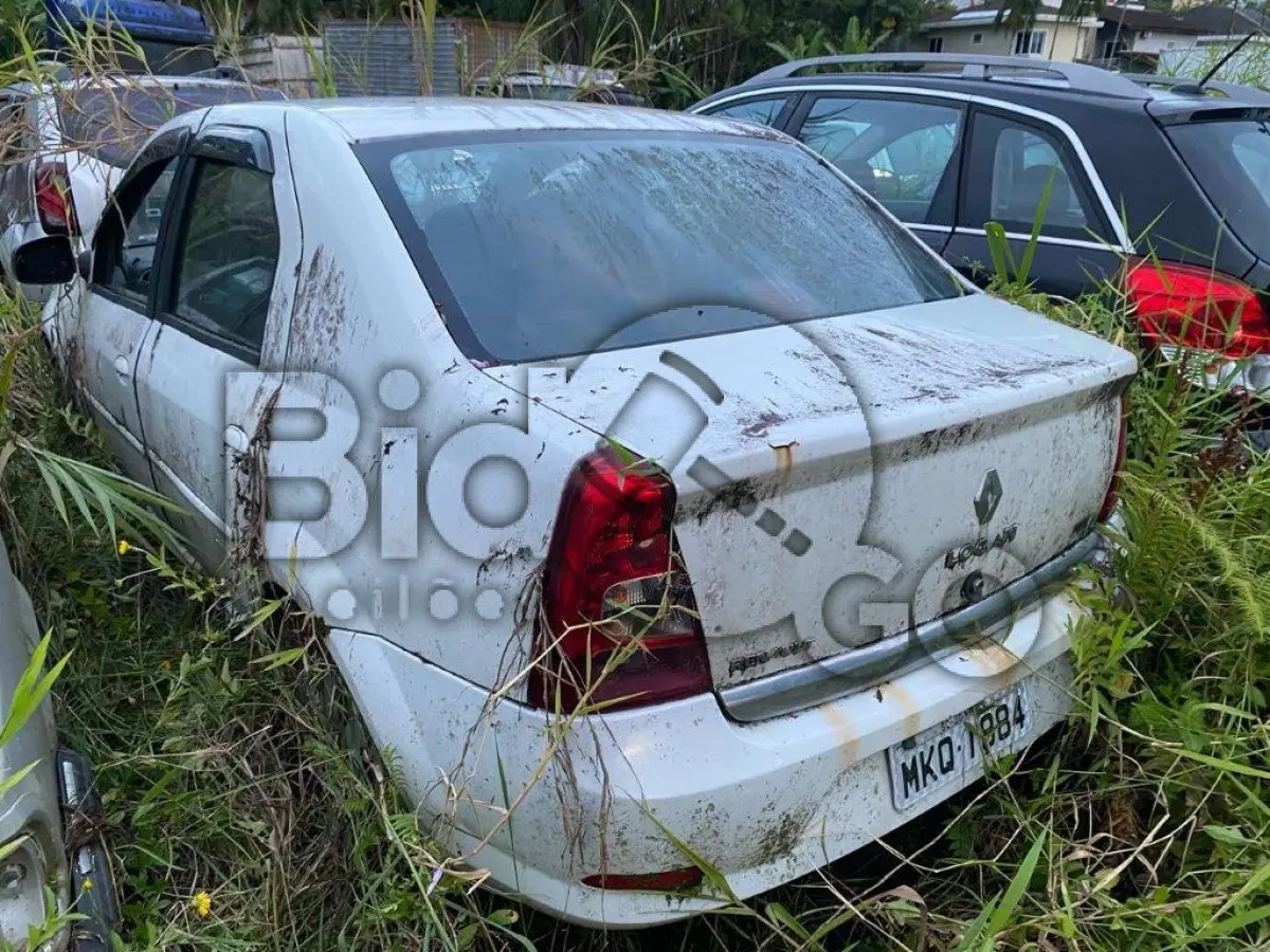 LOTE 004 - Espécie: PASSAGEIRO / Marca: RENAULT / Modelo: LOGAN EXP 1016V / Placa: MKQ1884 / UF: SC / Município: Joinville / Ano fabricação: 2013 / Ano modelo: 2013 / Cor: BRANCA / Chassi: 93YLSR7RHDJ723950 / Motor:D4DH760Q283097 RENAVAM: 00545597862