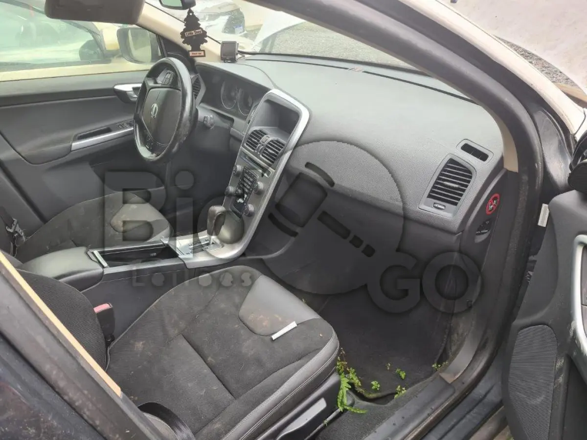 LOTE 028 - Espécie: MISTO / Marca: VOLVO / Modelo: VOLVO XC60 2.0 T5 COMF / Placa: EYL8665 / UF: SC / Município: Joinville / Ano fabricação: 2011 / Ano modelo: 2011 / Cor: BRANCA / Chassi: YV1DZ475BC2259862 / Motor: B4204T71042667 / RENAVAM: 00379419939