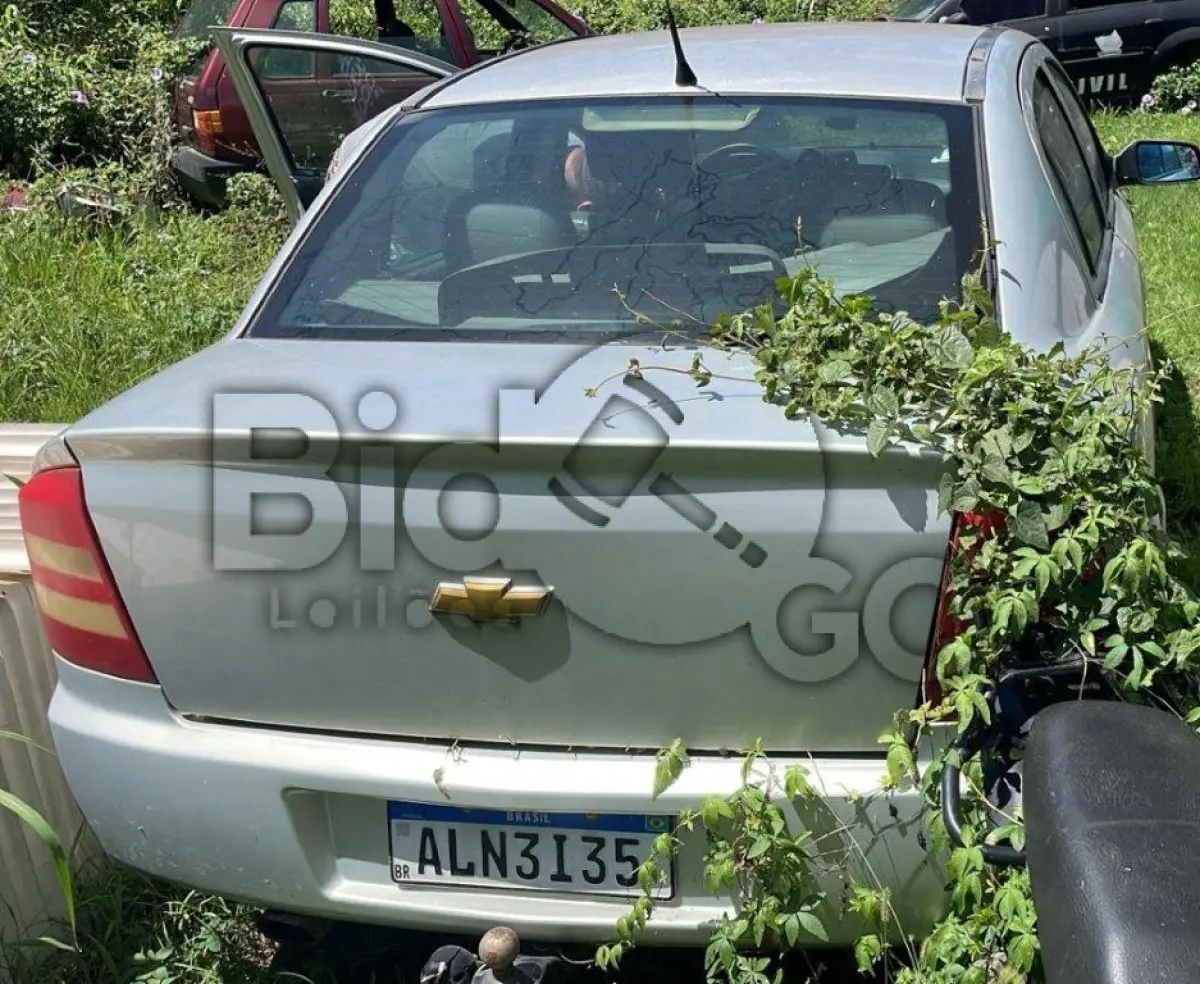 LOTE 033 - Espécie: PASSAGEIRO / Marca: GM / Modelo: ASTRA SEDAN CD / Placa: ALN3I35 / UF: SC / Município: Mafra / Ano fabricação: 2004 / Ano modelo: 2004 / Cor: PRATA / Chassi: 9BGTT69B04B161934 / Motor: 2S0010297 / RENAVAM: 00821383922