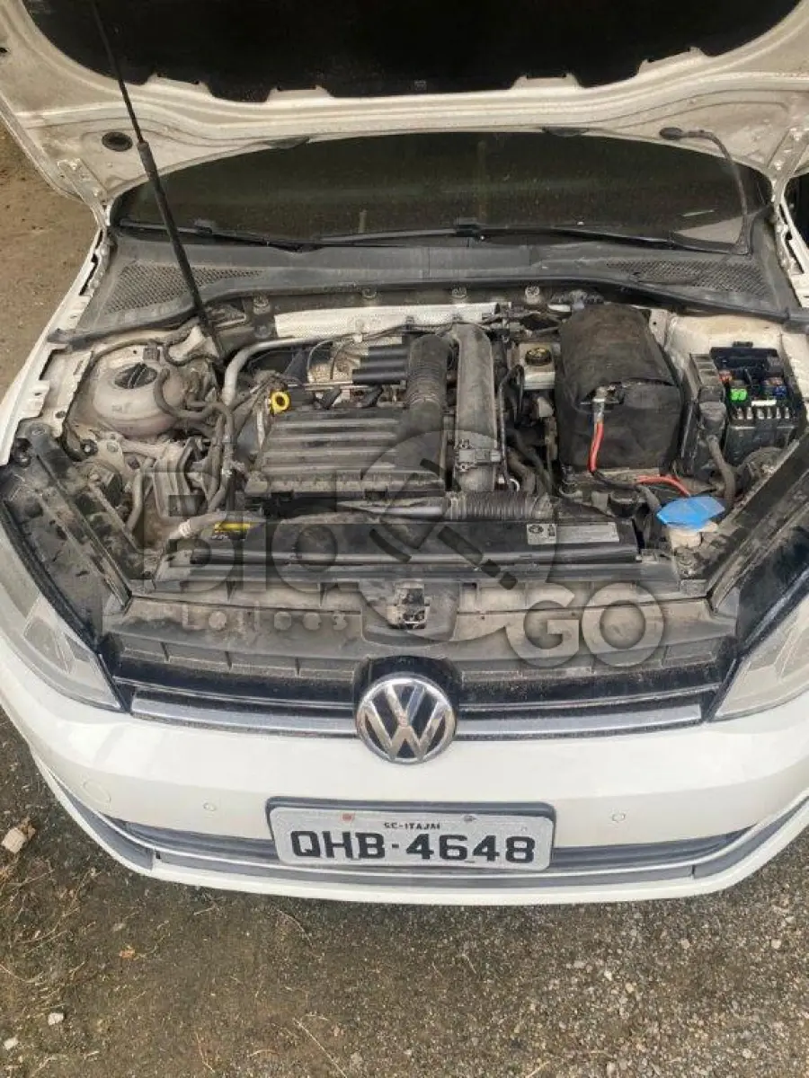 LOTE 041 - Espécie: PASSAGEIRO / Marca: I / Modelo: VW GOLF COMFORTLINE AA / Placa: QHB4648 / UF: SC / Município: Itajaí / Ano fabricação: 2014 / Ano modelo: 2015 / Cor: BRANCA / Chassi: WVWHD6AU6FW101545 / Motor: CHP177573 / RENAVAM: 01026407947