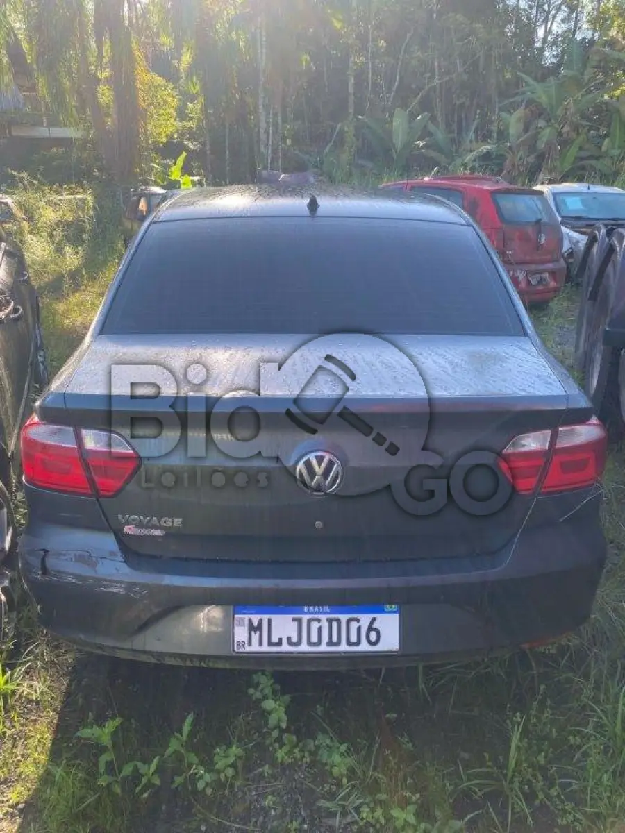 LOTE 051 - SUCATA - Espécie: PASSAGEIRO / Marca: VW / Modelo: NOVO VOYAGE 1.0 / Placa: MLJ0D06 / UF: SC / Município: São Bento do Sul / Ano fabricação: 2013 / Ano modelo: 2014 / Cor: CINZA / Chassi: 9BWDA45U6ET106238 / Motor: CPB274795 / RENAVAM: 00586456210