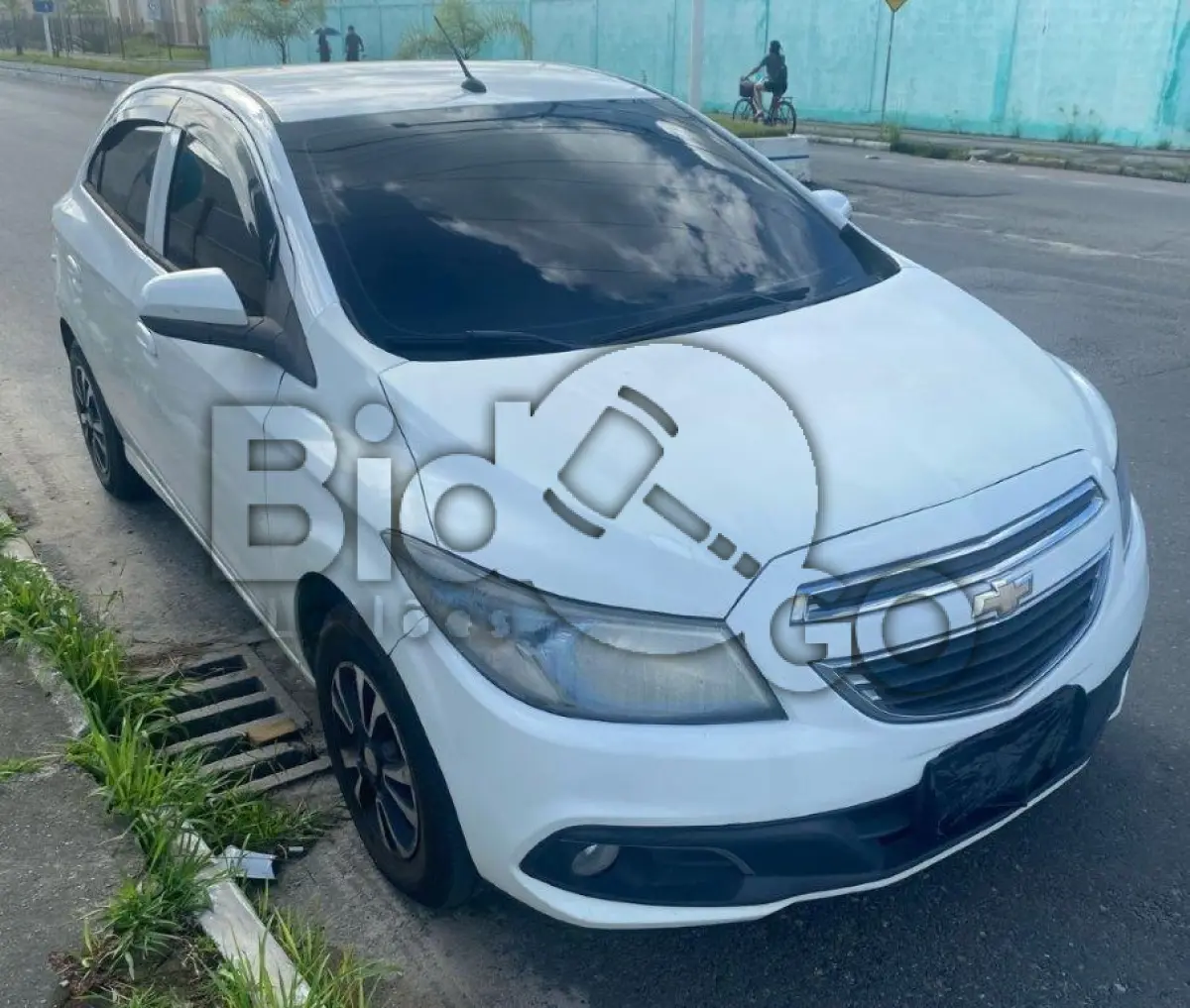 LOTE 035 - Espécie: PASSAGEIRO / Marca: CHEVROLET / Modelo: ONIX 1.0 MT LT / Placa: MLH6775 / UF: SC / Município: Balneário Piçarras / Ano fabricação: 2013 / Ano modelo: 2013 / Cor: BRANCA / Chassi: 9BGKS48B0EG195747 / Motor: CGX045842 / RENAVAM: 00568537580