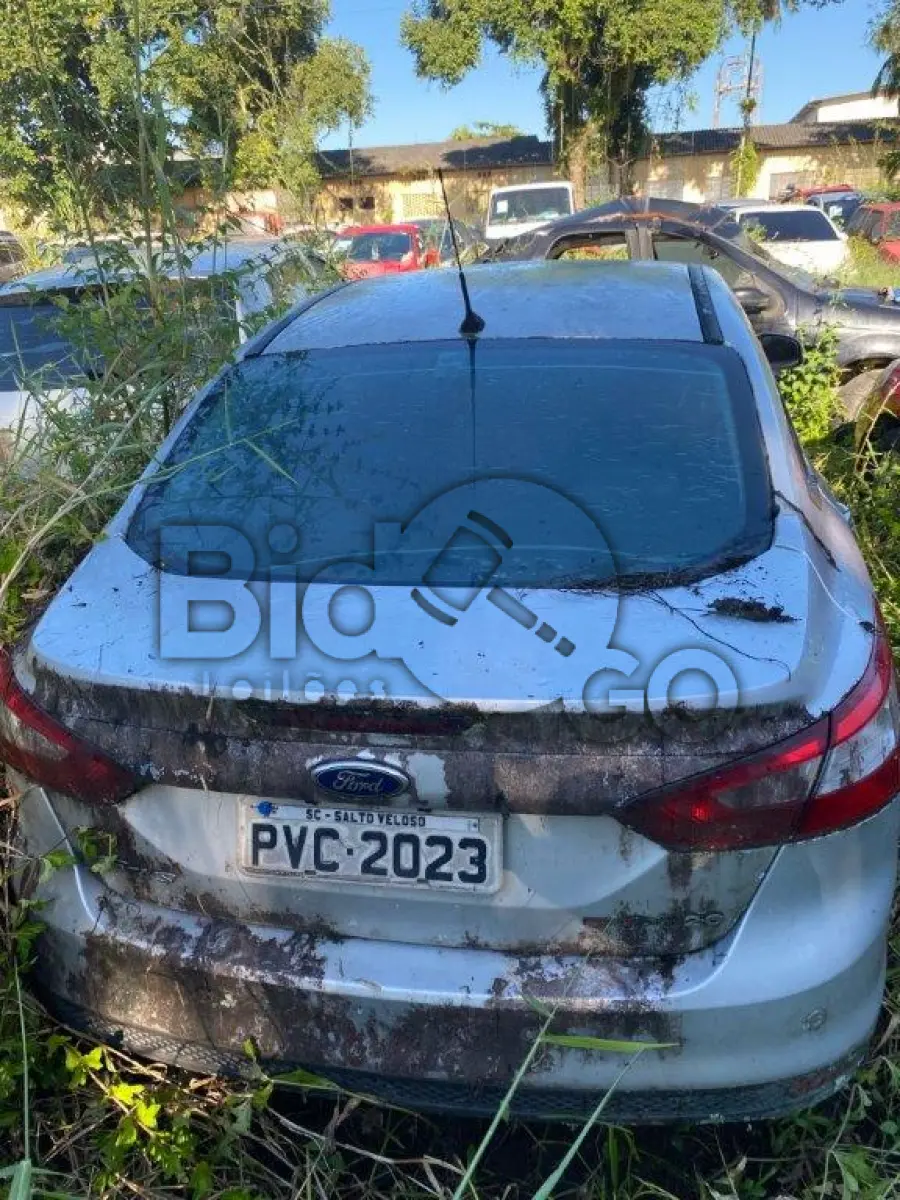 LOTE 053 - Espécie: PASSAGEIRO / Marca: I / Modelo: FORD FOCUS SE AT 2.0 S / Placa: PVC2023 / UF: SC / Município: Salto Veloso / Ano fabricação: 2014 / Ano modelo: 2014 / Cor: PRATA / Chassi: 8AFSZZFFCFJ269738 / Motor: U4DAFJ269738 / RENAVAM: 01028859993