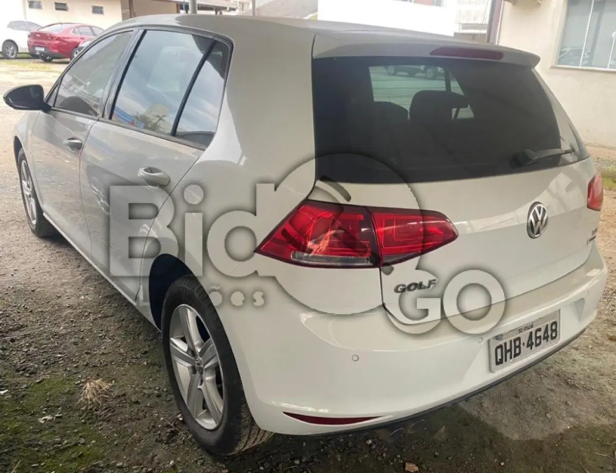 LOTE 041 - Espécie: PASSAGEIRO / Marca: I / Modelo: VW GOLF COMFORTLINE AA / Placa: QHB4648 / UF: SC / Município: Itajaí / Ano fabricação: 2014 / Ano modelo: 2015 / Cor: BRANCA / Chassi: WVWHD6AU6FW101545 / Motor: CHP177573 / RENAVAM: 01026407947