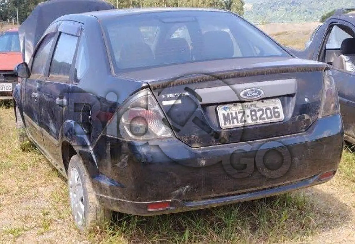 LOTE 046 - Espécie: PASSAGEIRO / Marca: FORD / Modelo: FIESTA SEDAN FLEX / Placa: MHZ8206 / UF: SC / Município: Salete / Ano fabricação: 2010 / Ano modelo: 2011 / Cor: PRETA / Chassi: 9BFZF54AXB8061386 / Motor: SM9AB8061386 / RENAVAM: 00219294593
