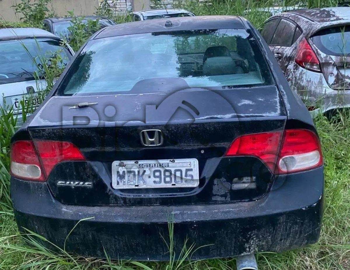 LOTE 015 - Espécie: PASSAGEIRO / Marca: HONDA / Modelo: CIVIC LXS FLEX / Placa: MDK9805 / UF: SC / Município: Araranguá / Ano fabricação: 2007 / Ano modelo: 2007 / Cor: PRETA / Chassi: 93HFA65407Z209520 / Motor: R18A67Z209535 / RENAVAM: 00925352365