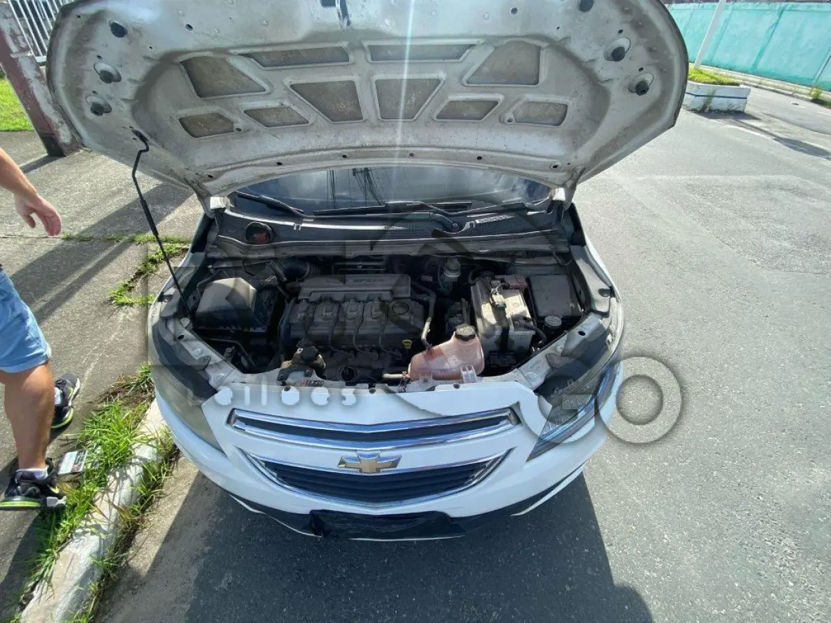 LOTE 035 - Espécie: PASSAGEIRO / Marca: CHEVROLET / Modelo: ONIX 1.0 MT LT / Placa: MLH6775 / UF: SC / Município: Balneário Piçarras / Ano fabricação: 2013 / Ano modelo: 2013 / Cor: BRANCA / Chassi: 9BGKS48B0EG195747 / Motor: CGX045842 / RENAVAM: 00568537580