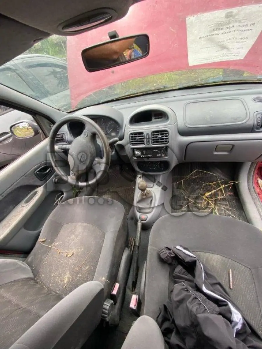 LOTE 052 - Espécie: PASSAGEIRO / Marca: RENAULT / Modelo: CLIO RN 1.0 16V / Placa: AJC9623 / UF: SC / Município: Joinville / Ano fabricação: 2001 / Ano modelo: 2001 / Cor: VERMELHA / Chassi: 93YLB06152J319965 / Motor:D4DA700Q029477 RENAVAM: 00776136852