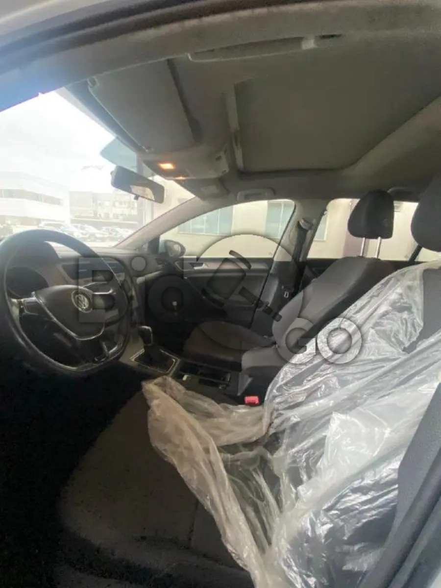 LOTE 041 - Espécie: PASSAGEIRO / Marca: I / Modelo: VW GOLF COMFORTLINE AA / Placa: QHB4648 / UF: SC / Município: Itajaí / Ano fabricação: 2014 / Ano modelo: 2015 / Cor: BRANCA / Chassi: WVWHD6AU6FW101545 / Motor: CHP177573 / RENAVAM: 01026407947
