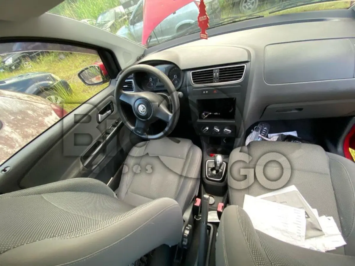 LOTE 003 - Espécie: PASSAGEIRO / Marca: VW / Modelo: FOX 1.6 GII / Placa: LLJ9516 / UF: SC / Município: Joinville / Ano fabricação: 2010 / Ano modelo: 2010 / Cor: VERMELHA / Chassi: 9BWAB05Z8B4132270 / Motor: CCR460810 / RENAVAM: 00283759259
