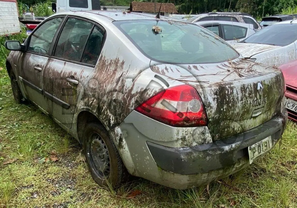 LOTE 001 - Espécie: PASSAGEIRO / Marca: RENAULT / Modelo: MEGANESD EXP 20A / Placa: ADP0191 / UF: MG / Município: Toledo / Ano fabricação: 2008 / Ano modelo: 2008 / Cor: PRATA / Chassi: 93YLM2N1A8J018608 / Motor: F4R1771C099496 RENAVAM:00978452704