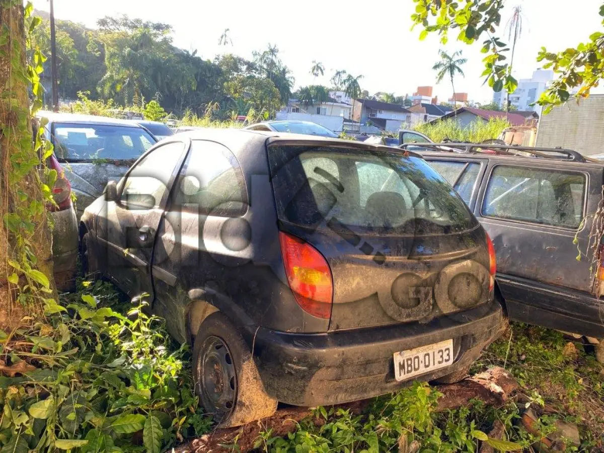 LOTE 007 - Espécie: PASSAGEIRO / Marca: GM / Modelo: CELTA / Placa: MBO0133 / UF: SC / Município: Chapecó / Ano fabricação: 2002 / Ano modelo: 2002 / Cor: PRETA / Chassi: 9BGRD08Z02G167863 / Motor: DJ0118977 / RENAVAM: 00781684889