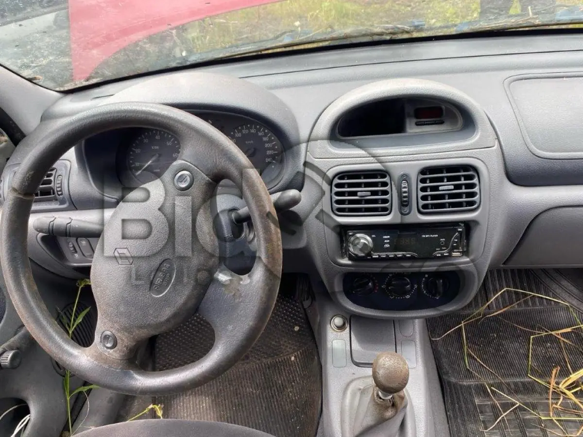 LOTE 052 - Espécie: PASSAGEIRO / Marca: RENAULT / Modelo: CLIO RN 1.0 16V / Placa: AJC9623 / UF: SC / Município: Joinville / Ano fabricação: 2001 / Ano modelo: 2001 / Cor: VERMELHA / Chassi: 93YLB06152J319965 / Motor:D4DA700Q029477 RENAVAM: 00776136852