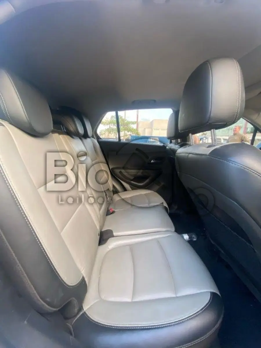 LOTE 054 - Espécie: MISTO / Marca: CHEVROLET / Modelo: TRACKER LTZ AT / Placa: GHJ2J80 / UF: SC / Município: Camboriú / Ano fabricação: 2016 / Ano modelo: 2016 / Cor: BRANCA / Chassi: 3GNCJ8EWXGL271030 / Motor: CGL271030 / RENAVAM: 01107458207