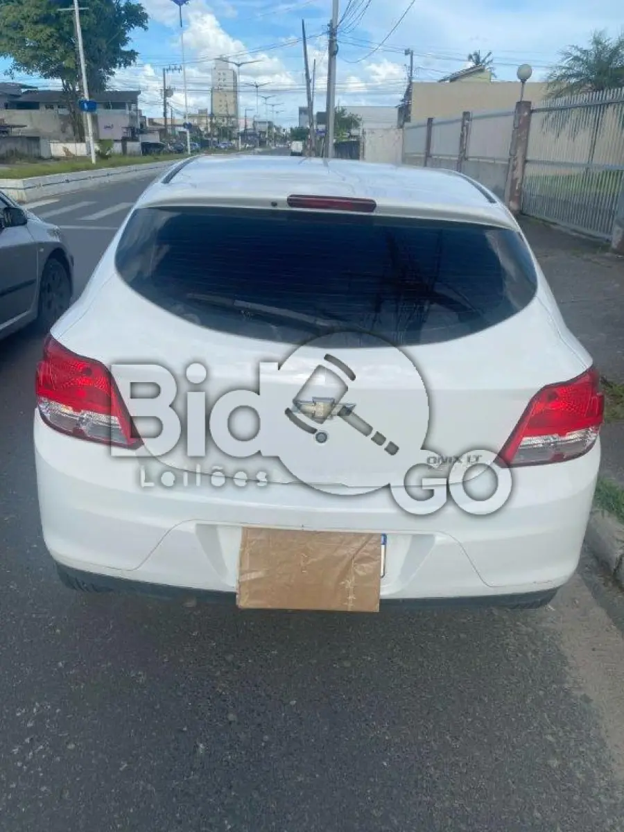 LOTE 035 - Espécie: PASSAGEIRO / Marca: CHEVROLET / Modelo: ONIX 1.0 MT LT / Placa: MLH6775 / UF: SC / Município: Balneário Piçarras / Ano fabricação: 2013 / Ano modelo: 2013 / Cor: BRANCA / Chassi: 9BGKS48B0EG195747 / Motor: CGX045842 / RENAVAM: 00568537580