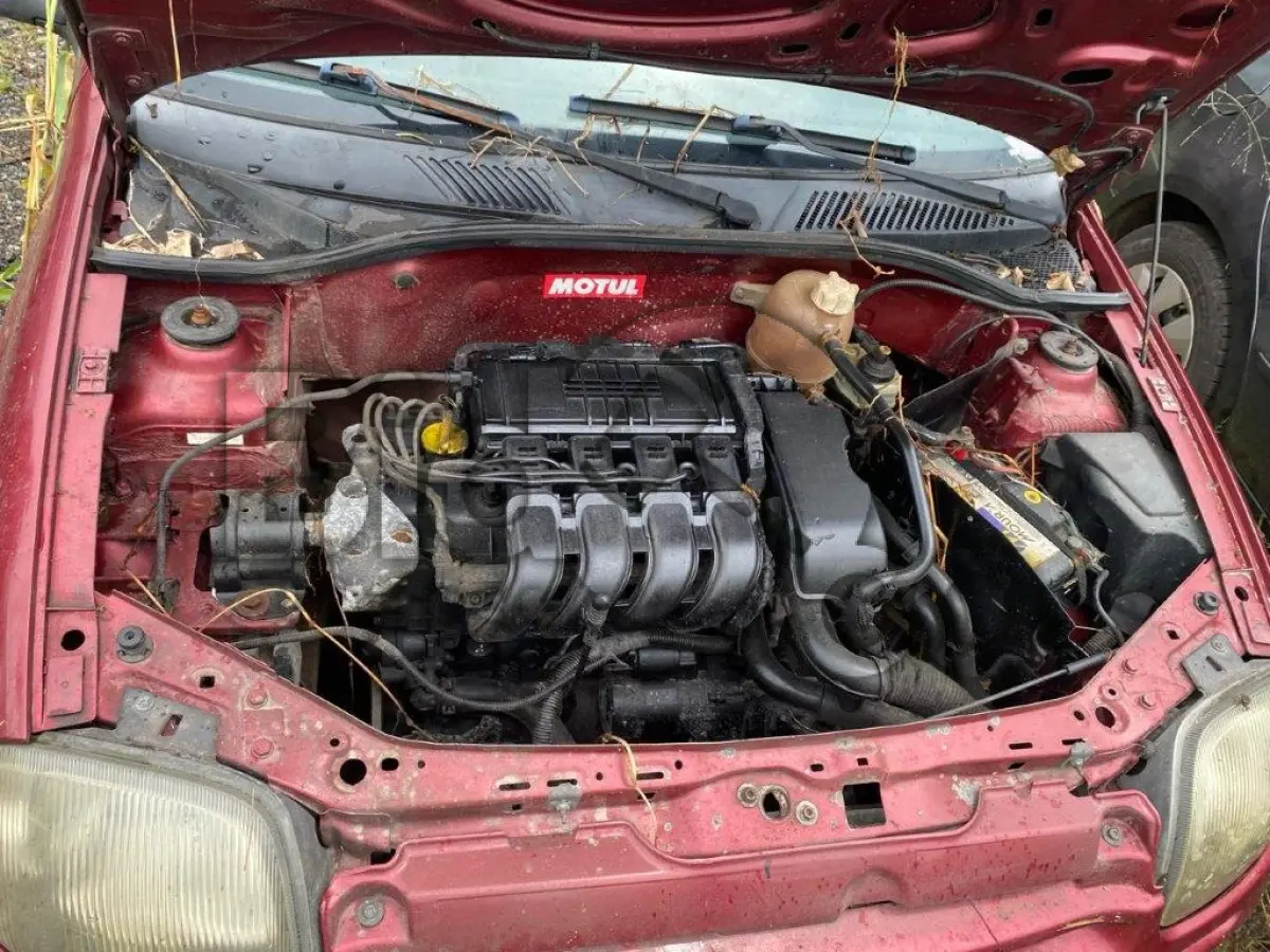 LOTE 052 - Espécie: PASSAGEIRO / Marca: RENAULT / Modelo: CLIO RN 1.0 16V / Placa: AJC9623 / UF: SC / Município: Joinville / Ano fabricação: 2001 / Ano modelo: 2001 / Cor: VERMELHA / Chassi: 93YLB06152J319965 / Motor:D4DA700Q029477 RENAVAM: 00776136852