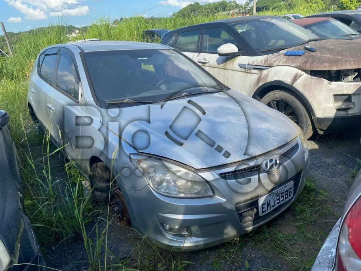 LOTE 021 - Espécie: PASSAGEIRO / Marca: HYUNDAI / Modelo: I30 2.0 / Placa: EMJ9586 / UF: SP / Município: São Paulo / Ano fabricação: 2009 / Ano modelo: 2009 / Cor: PRATA / Chassi: KMHDC51EBAU205183 / Motor: G4GC9620493 / RENAVAM: 00188802738