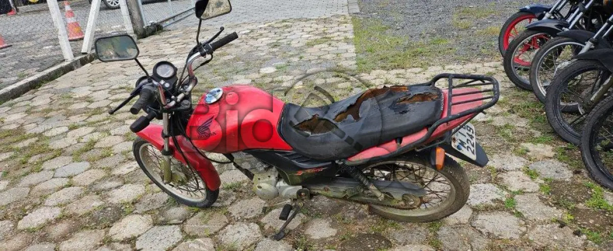 LOTE 018 - Espécie: PASSAGEIRO / Marca: HONDA / Modelo: CG 125 FAN KS / Placa: MIC2249 / UF: SC / Município: Schroeder / Ano fabricação: 2010 / Ano modelo: 2011 / Cor: VERMELHA / Chassi: 9C2JC4110BR301147 / Motor: JC41E1B301147 / RENAVAM: 00261625330