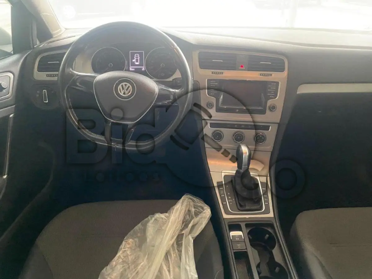 LOTE 041 - Espécie: PASSAGEIRO / Marca: I / Modelo: VW GOLF COMFORTLINE AA / Placa: QHB4648 / UF: SC / Município: Itajaí / Ano fabricação: 2014 / Ano modelo: 2015 / Cor: BRANCA / Chassi: WVWHD6AU6FW101545 / Motor: CHP177573 / RENAVAM: 01026407947