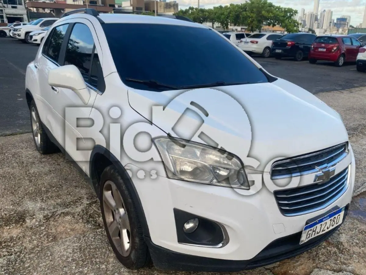 LOTE 054 - Espécie: MISTO / Marca: CHEVROLET / Modelo: TRACKER LTZ AT / Placa: GHJ2J80 / UF: SC / Município: Camboriú / Ano fabricação: 2016 / Ano modelo: 2016 / Cor: BRANCA / Chassi: 3GNCJ8EWXGL271030 / Motor: CGL271030 / RENAVAM: 01107458207