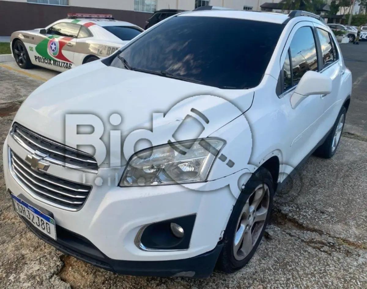 LOTE 054 - Espécie: MISTO / Marca: CHEVROLET / Modelo: TRACKER LTZ AT / Placa: GHJ2J80 / UF: SC / Município: Camboriú / Ano fabricação: 2016 / Ano modelo: 2016 / Cor: BRANCA / Chassi: 3GNCJ8EWXGL271030 / Motor: CGL271030 / RENAVAM: 01107458207