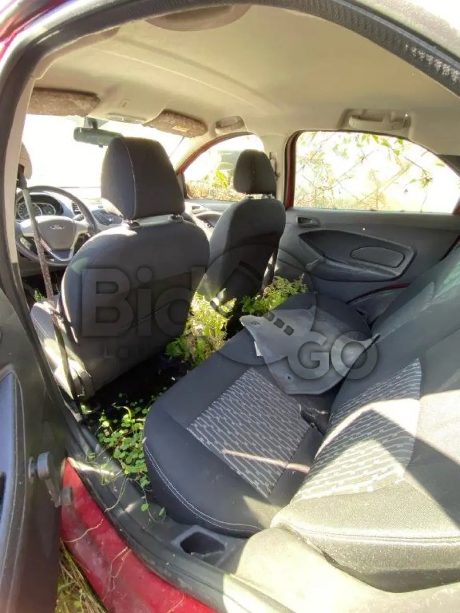 LOTE 014 - Espécie: AUTOMOVEL / Marca: FORD / Modelo: KA SE 1.0 HA / Placa: MMC0687 / UF: SC / Município: Joinville / Ano fabricação: 2014 / Ano modelo: 2015 / Cor: VERMELHA / Chassi: 9BFZH55LXF8123823 / Motor: XNKAF8123823 / RENAVAM: 1016892621
