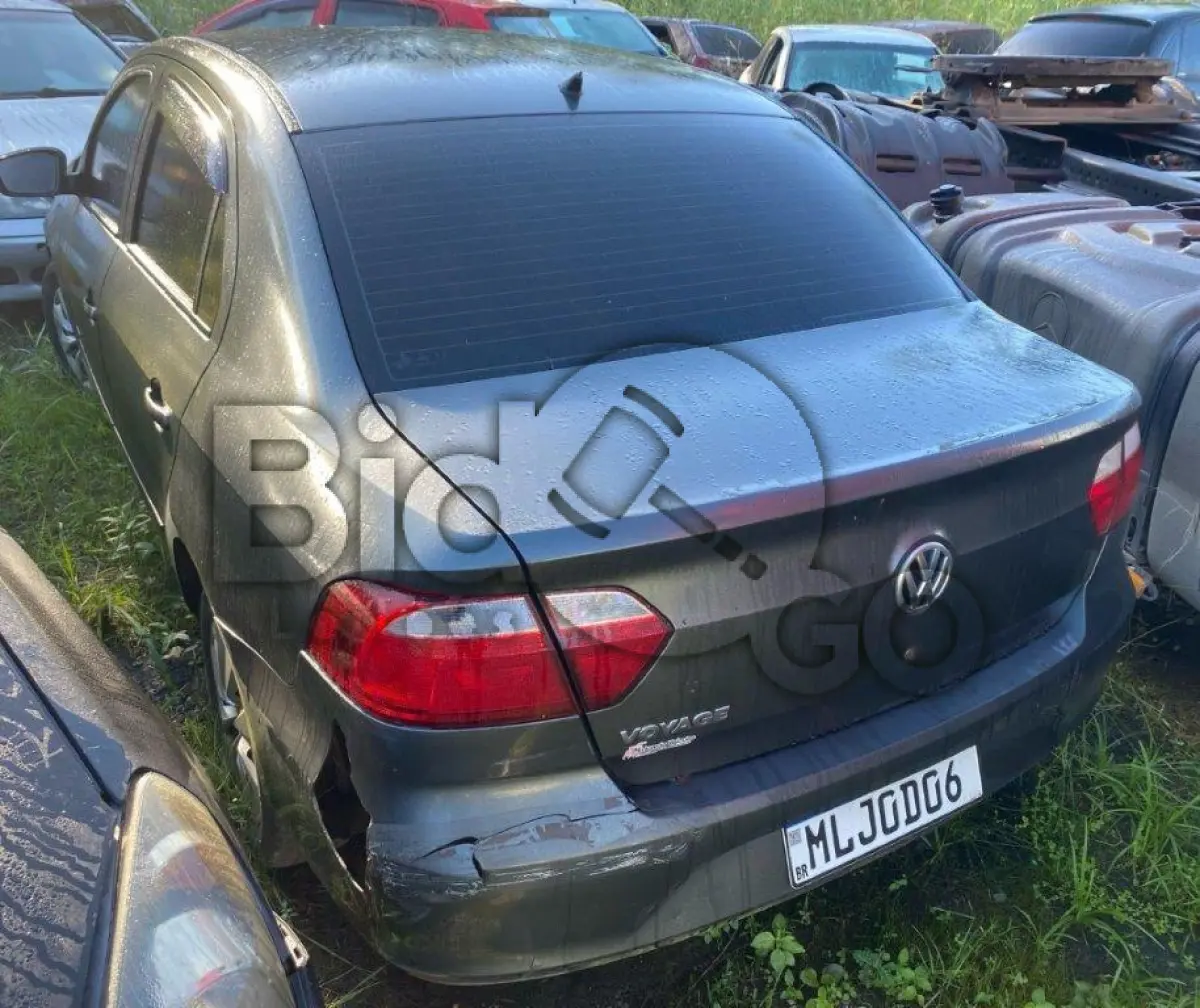 LOTE 051 - SUCATA - Espécie: PASSAGEIRO / Marca: VW / Modelo: NOVO VOYAGE 1.0 / Placa: MLJ0D06 / UF: SC / Município: São Bento do Sul / Ano fabricação: 2013 / Ano modelo: 2014 / Cor: CINZA / Chassi: 9BWDA45U6ET106238 / Motor: CPB274795 / RENAVAM: 00586456210