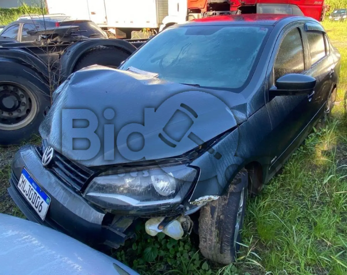 LOTE 051 - SUCATA - Espécie: PASSAGEIRO / Marca: VW / Modelo: NOVO VOYAGE 1.0 / Placa: MLJ0D06 / UF: SC / Município: São Bento do Sul / Ano fabricação: 2013 / Ano modelo: 2014 / Cor: CINZA / Chassi: 9BWDA45U6ET106238 / Motor: CPB274795 / RENAVAM: 00586456210