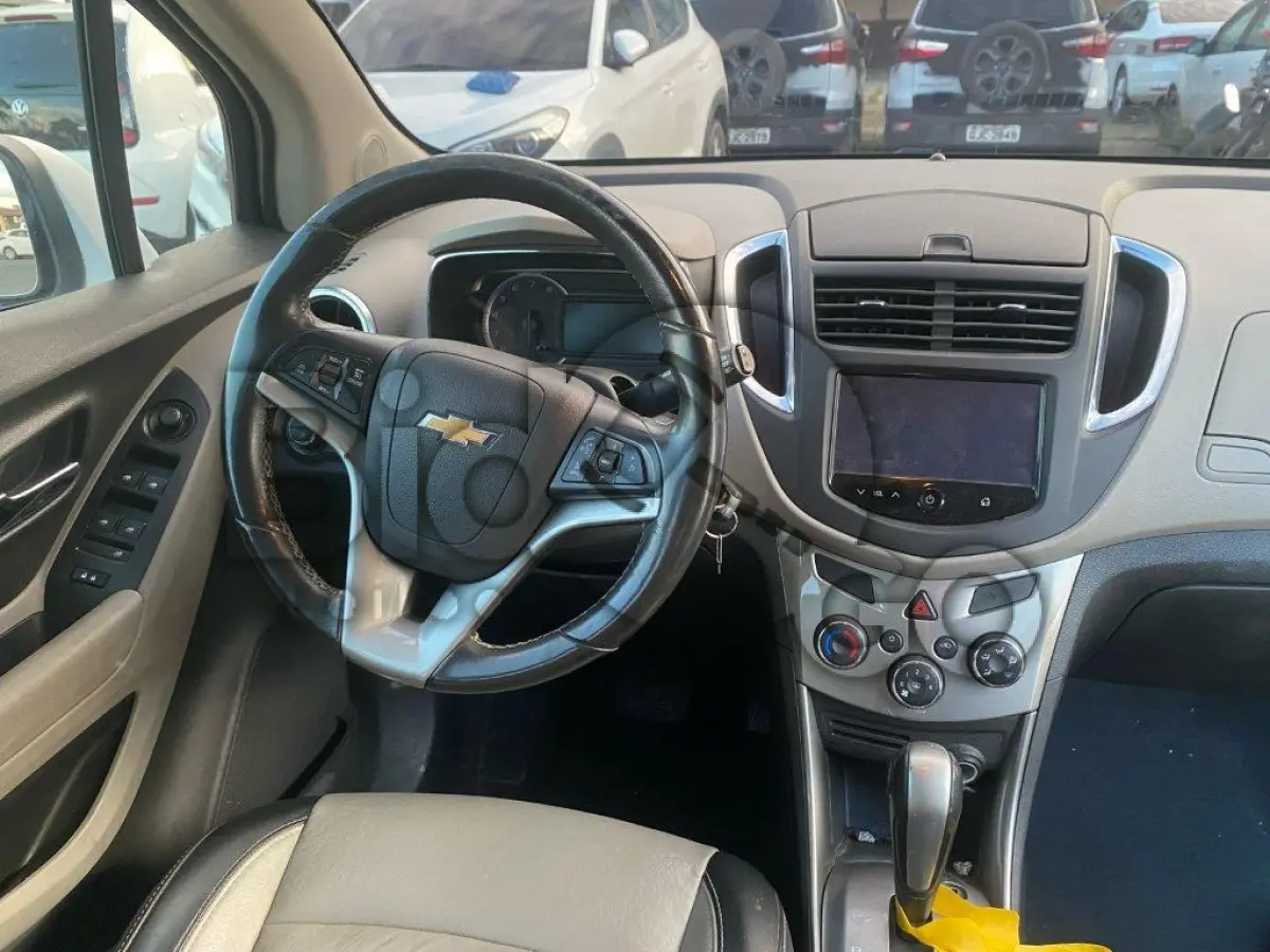 LOTE 054 - Espécie: MISTO / Marca: CHEVROLET / Modelo: TRACKER LTZ AT / Placa: GHJ2J80 / UF: SC / Município: Camboriú / Ano fabricação: 2016 / Ano modelo: 2016 / Cor: BRANCA / Chassi: 3GNCJ8EWXGL271030 / Motor: CGL271030 / RENAVAM: 01107458207