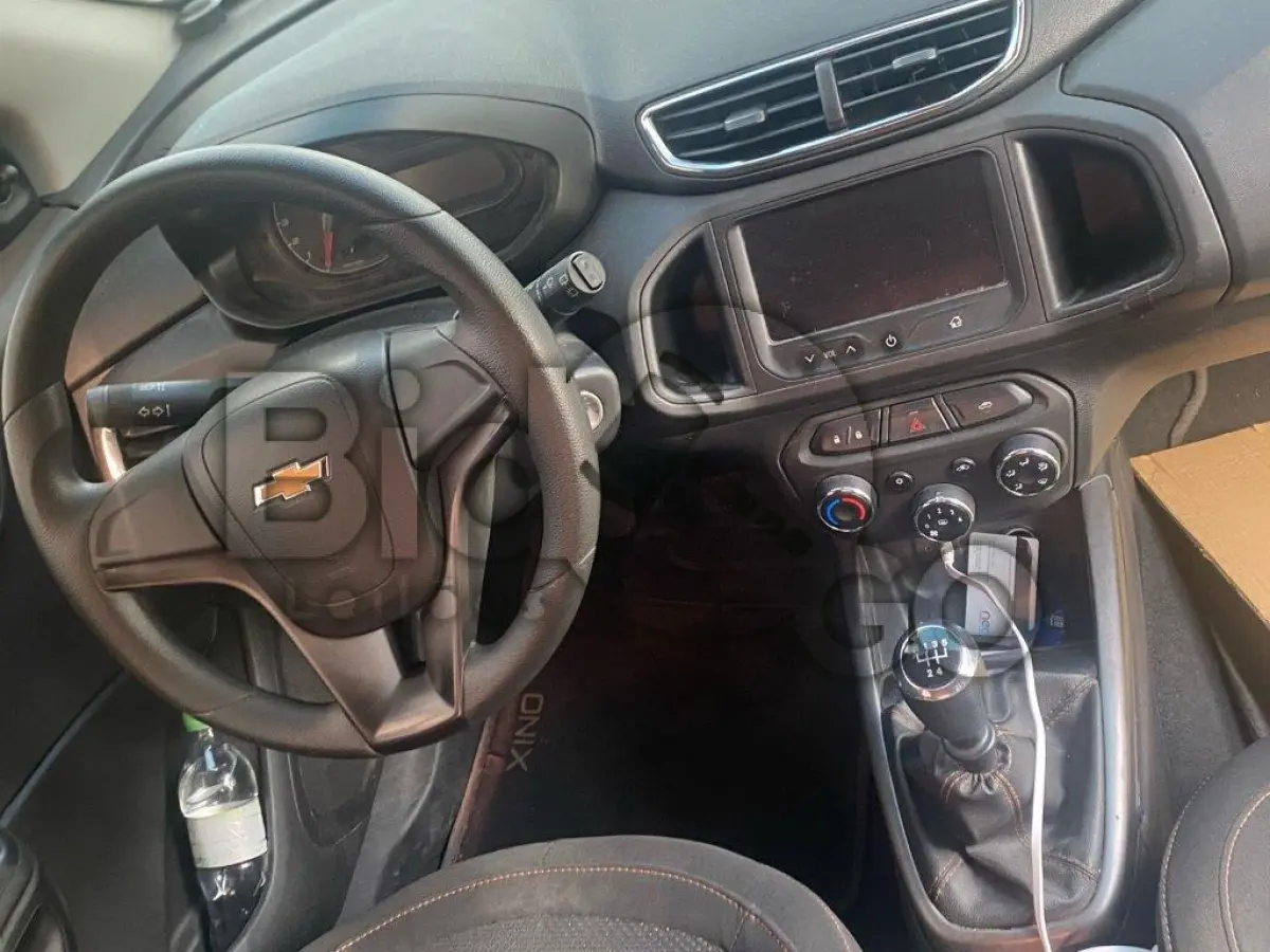 LOTE 035 - Espécie: PASSAGEIRO / Marca: CHEVROLET / Modelo: ONIX 1.0 MT LT / Placa: MLH6775 / UF: SC / Município: Balneário Piçarras / Ano fabricação: 2013 / Ano modelo: 2013 / Cor: BRANCA / Chassi: 9BGKS48B0EG195747 / Motor: CGX045842 / RENAVAM: 00568537580